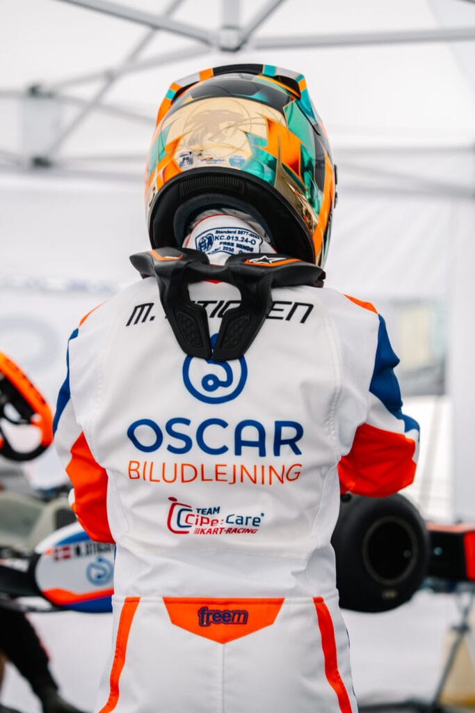 Matteis Stigsen - sponsor Oscar Biludlejning tager hjelmen på