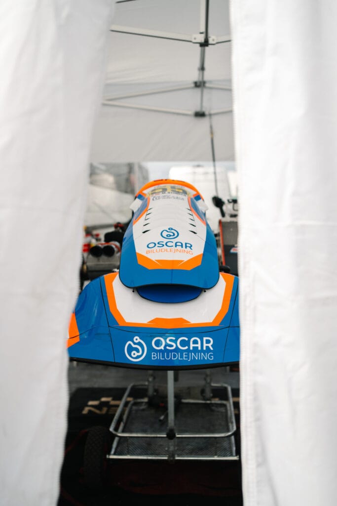 Matteis Stigsen - sponsor Oscar Biludlejning med logo på cart