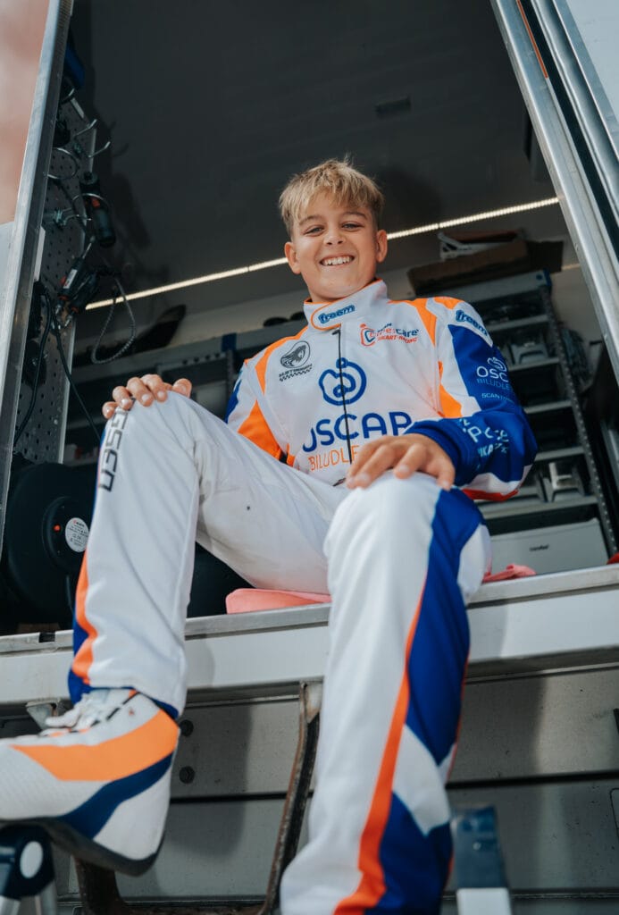 Matteis Stigsen - sponsor Oscar Biludlejning sidder i sin trailer